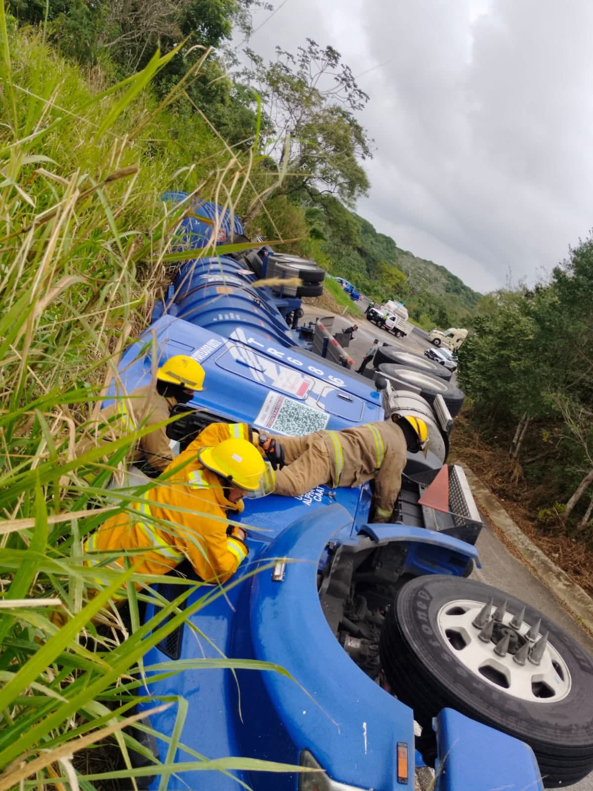 🚓 Accidente de pipa en la carretera 180 genera movilización y riesgo ...